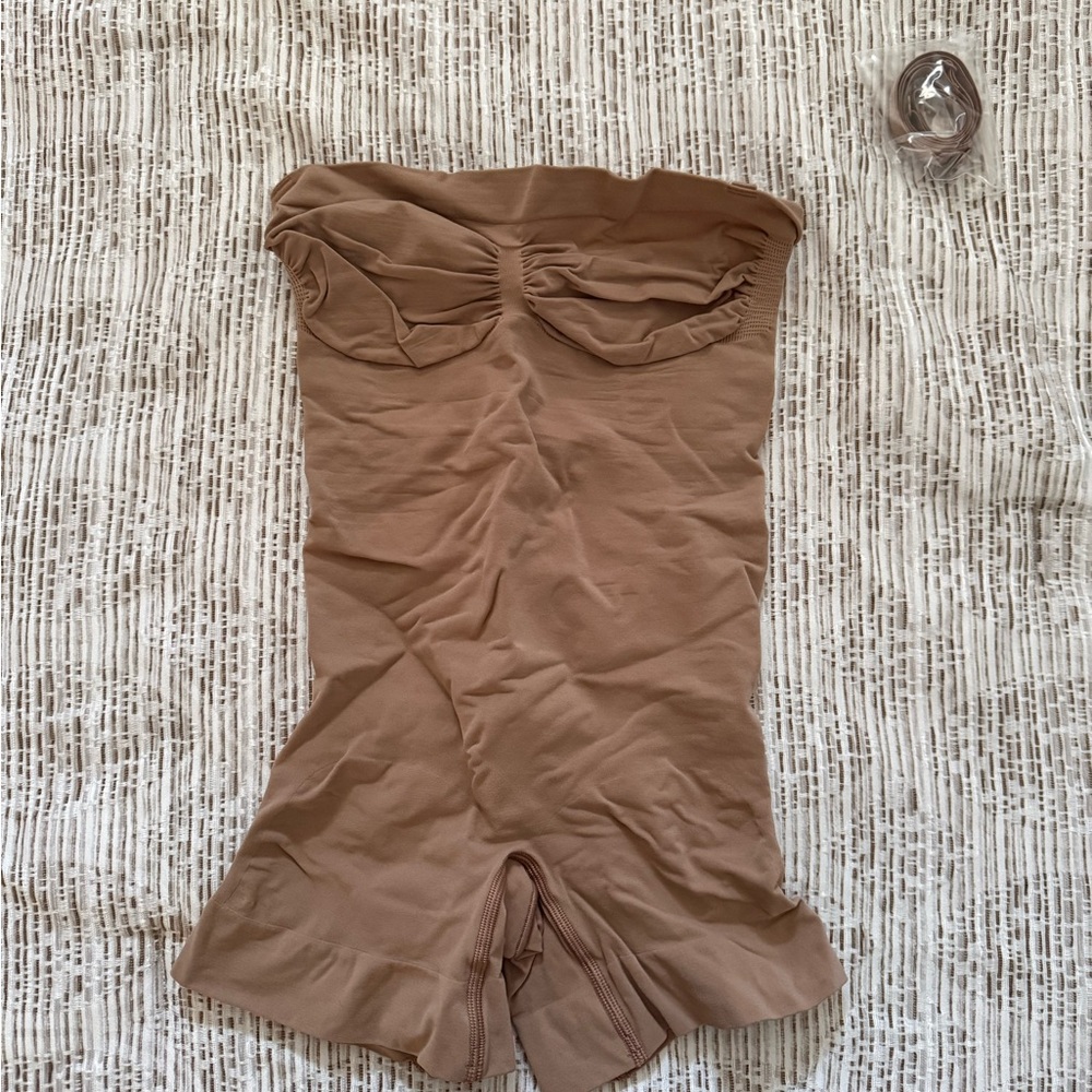 SKIMS SOLUTIONWEAR
STRAPLESS SHORTIE BODYSUIT